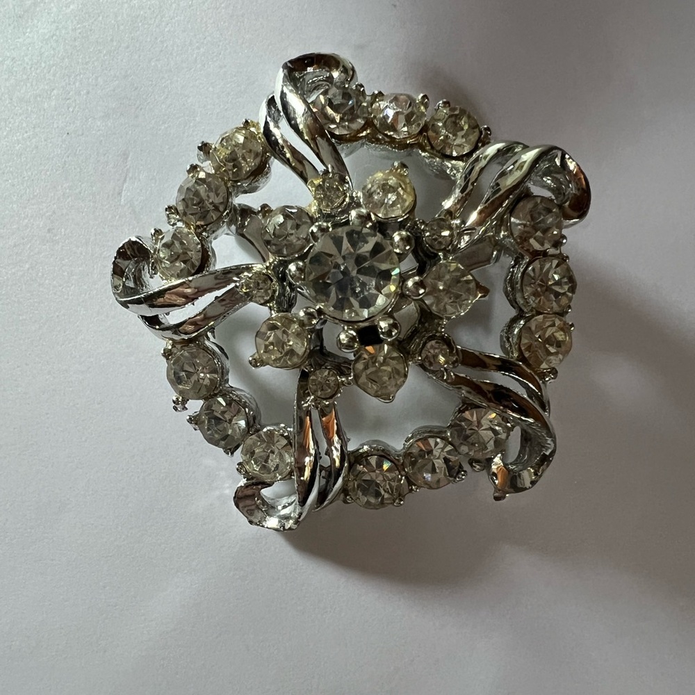 Vintage 1940’s clear crystal rhinestone brooch